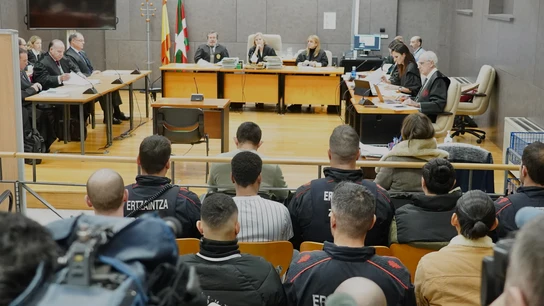 Los acusados de dar una paliza a un joven en Amorebieta durante juicio en la Audiencia Provincial de Vizcaya Los acusados de dar una paliza a un joven en Amorebieta durante juicio en la Audiencia Provincial de Vizcaya