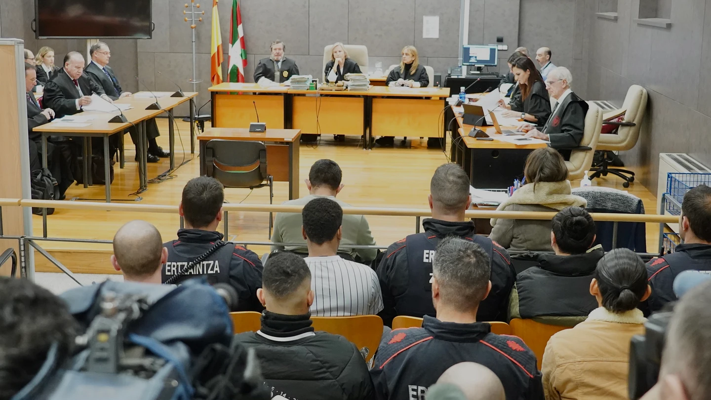 Los acusados de dar una paliza a un joven en Amorebieta durante juicio en la Audiencia Provincial de Vizcaya Los acusados de dar una paliza a un joven en Amorebieta durante juicio en la Audiencia Provincial de Vizcaya