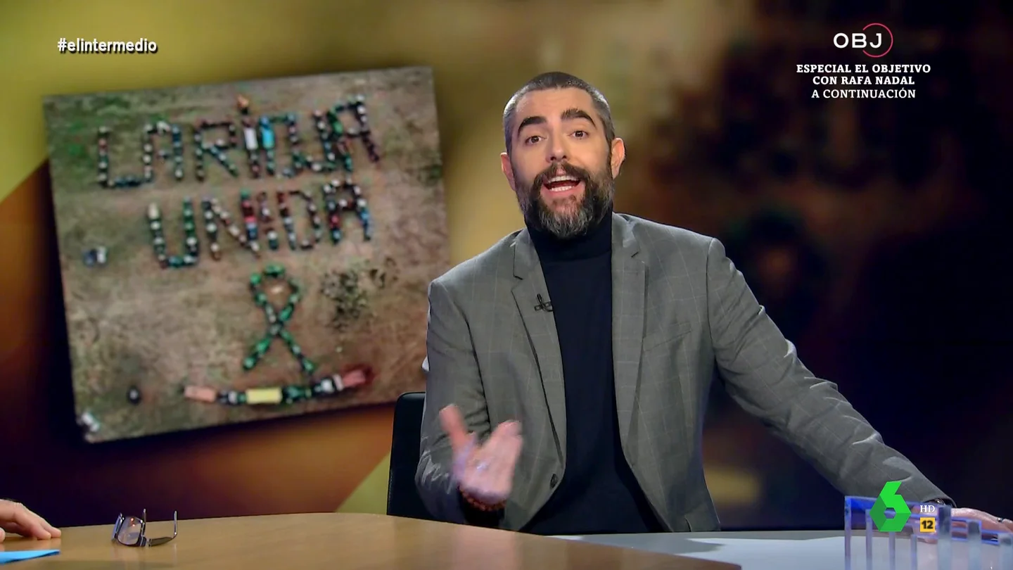 Dani Mateo, sobre la original protesta de los agricultores de La Rioja Dani Mateo comenta en este vídeo de El Intermedio la iniciativa de un grupo de agricultores de La Rioja, que con 200 tractores han formado un mensaje y lo han fotografiado con un dron. "El futuro de ambos está en el aire", afirma.