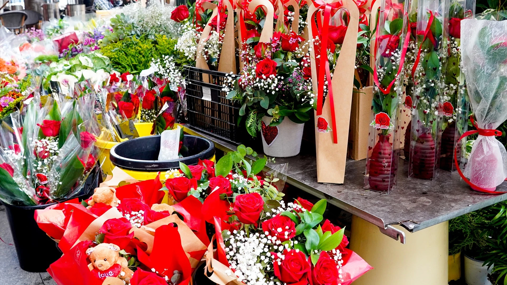 Floristería de la Alfalfa, por el día de San Valentín a 14 de febrero del 2023 en Sevilla (Andalucía).