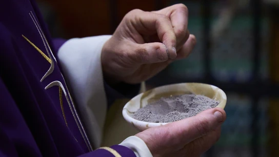 Detalle de la imposición de la ceniza en el inicio de la Cuaresma en la iglesia de San Jacinto, a 14 de febrero de 2024 en Sevilla (Andalucía, España). Detalle de la imposición de la ceniza en el inicio de la Cuaresma en la iglesia de San Jacinto, a 14 de febrero de 2024 en Sevilla (Andalucía, España).