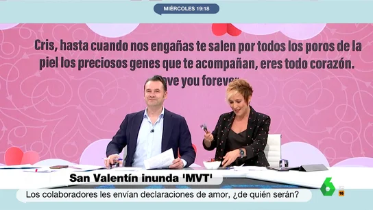 Cristina Pardo desvela en directo quién le ha escrito una 'declaración de amor' por San Valentín "Hasta cuando nos regañas, te salen por los poros de la piel los preciosos genes que te acompañan, eres todo corazón. Love you forever", dice la cariñosa nota que alguien ha dedicado a Cristina Pardo, y cuya identidad se desvela en este vídeo.