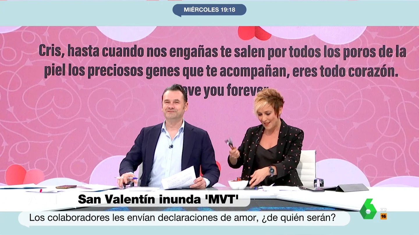 Cristina Pardo desvela en directo quién le ha escrito una 'declaración de amor' por San Valentín "Hasta cuando nos regañas, te salen por los poros de la piel los preciosos genes que te acompañan, eres todo corazón. Love you forever", dice la cariñosa nota que alguien ha dedicado a Cristina Pardo, y cuya identidad se desvela en este vídeo.