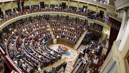 Plano general del hemiciclo del Congreso, con los diputados en sus esca&ntilde;os.