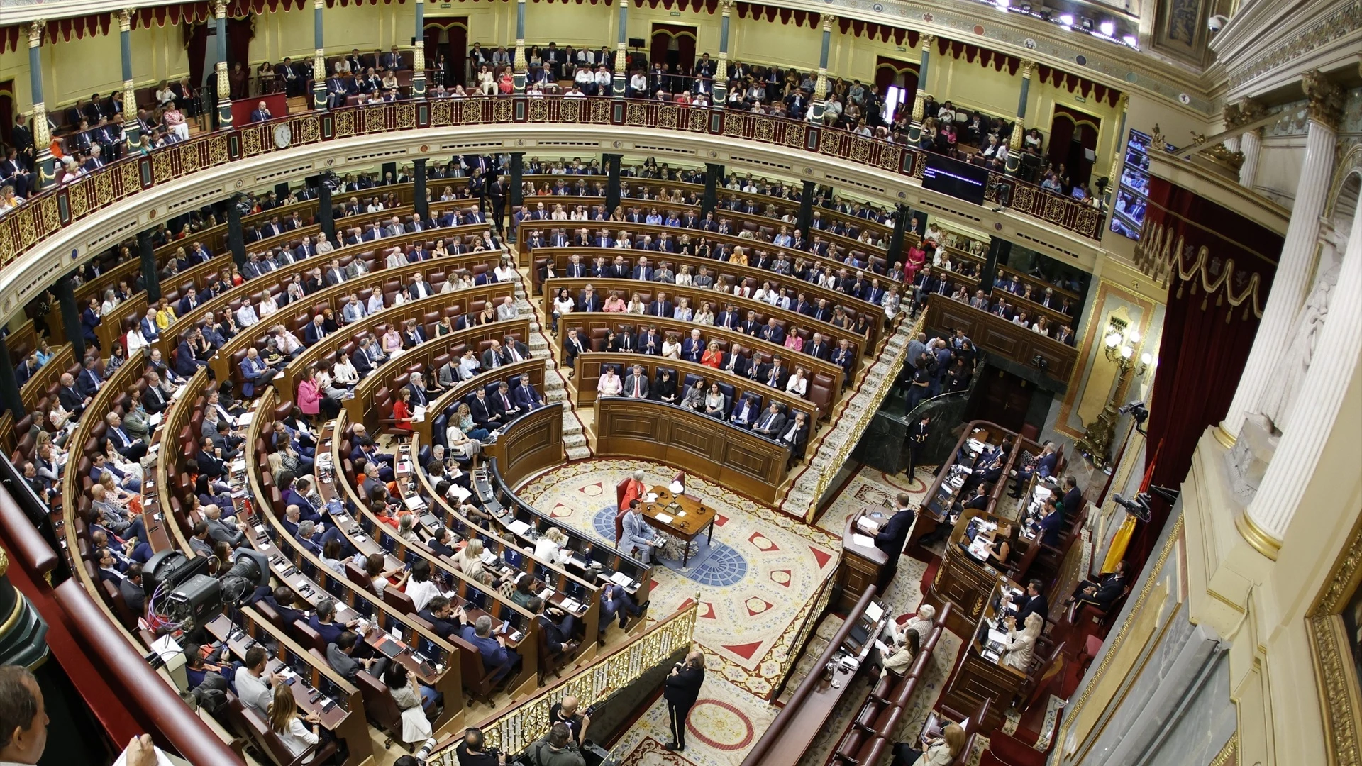 Plano general del hemiciclo del Congreso, con los diputados en sus escaños.