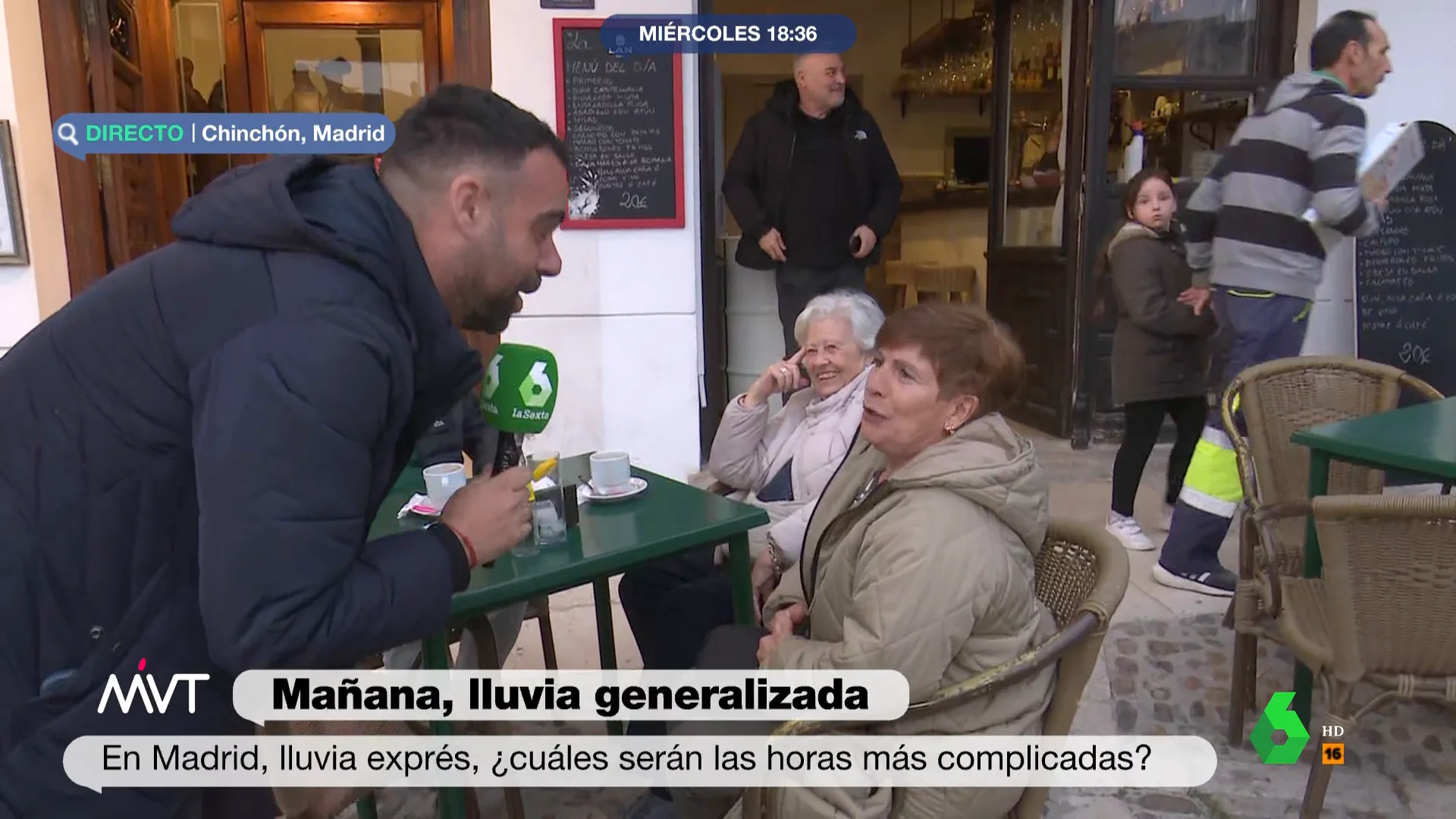 "Esta noche, como hace bueno y al raso, estoy esperando a que venga la persona indicada", comenta Javier Bastida, que en este vídeo busca una 'cita' para San Valentín en la plaza de Chinchón: "Dígale a su marido que tiene cena conmigo".