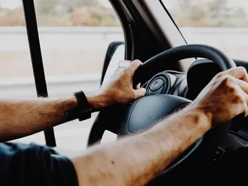 Hombre conduciendo Hombre conduciendo