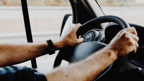 Hombre conduciendo Hombre conduciendo