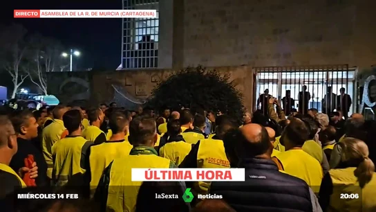 Agricultores rodean la Asamblea de la Región de Murcia durante las protestas Agricultores rodean la Asamblea de la Región de Murcia durante las protestas