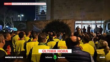 Agricultores rodean la Asamblea de la Región de Murcia durante las protestas