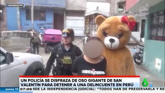 Un policía se disfraza de oso gigante en San Valentín para detener a una narcotraficante: "Peligrosa delincuente, sí, pero romántica" Un policía se disfraza de oso gigante en San Valentín para detener a una narcotraficante: "Peligrosa delincuente, sí, pero romántica"