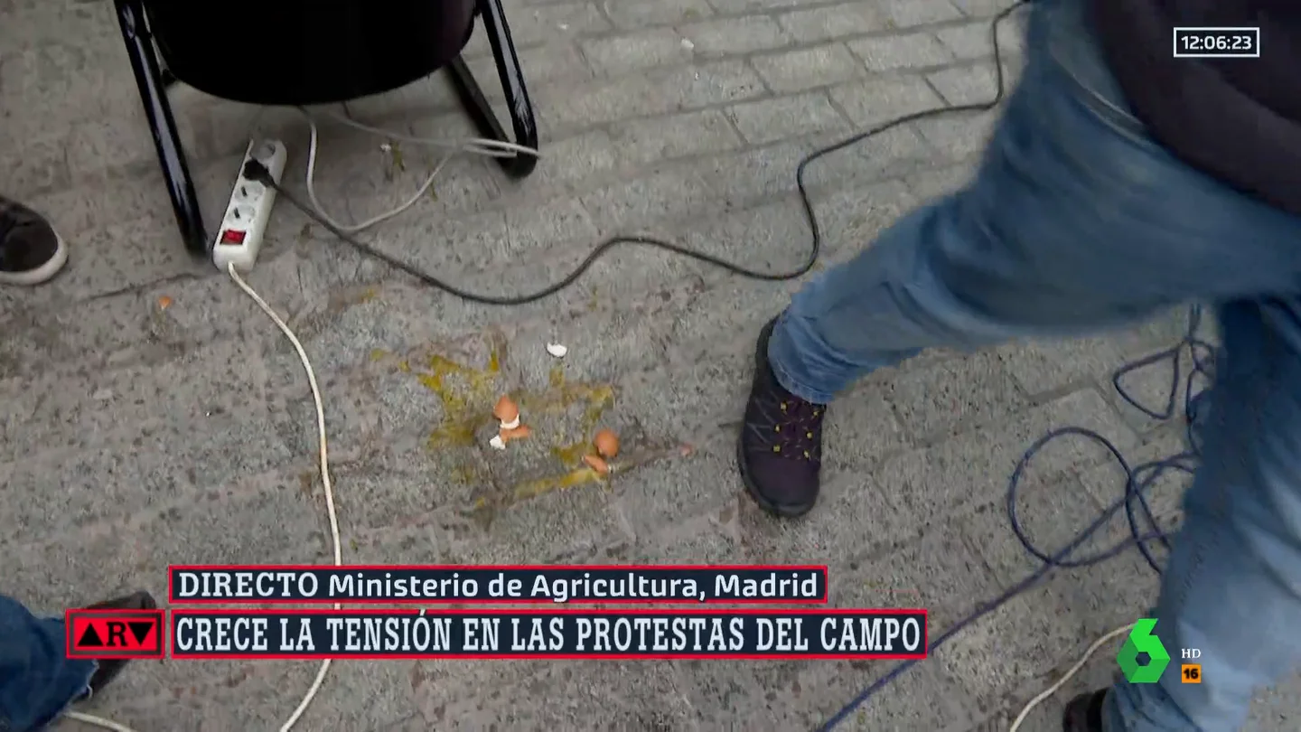Lanzan huevos a la Policía ante el Ministerio de Agricultura Lanzan huevos a la Policía ante el Ministerio de Agricultura