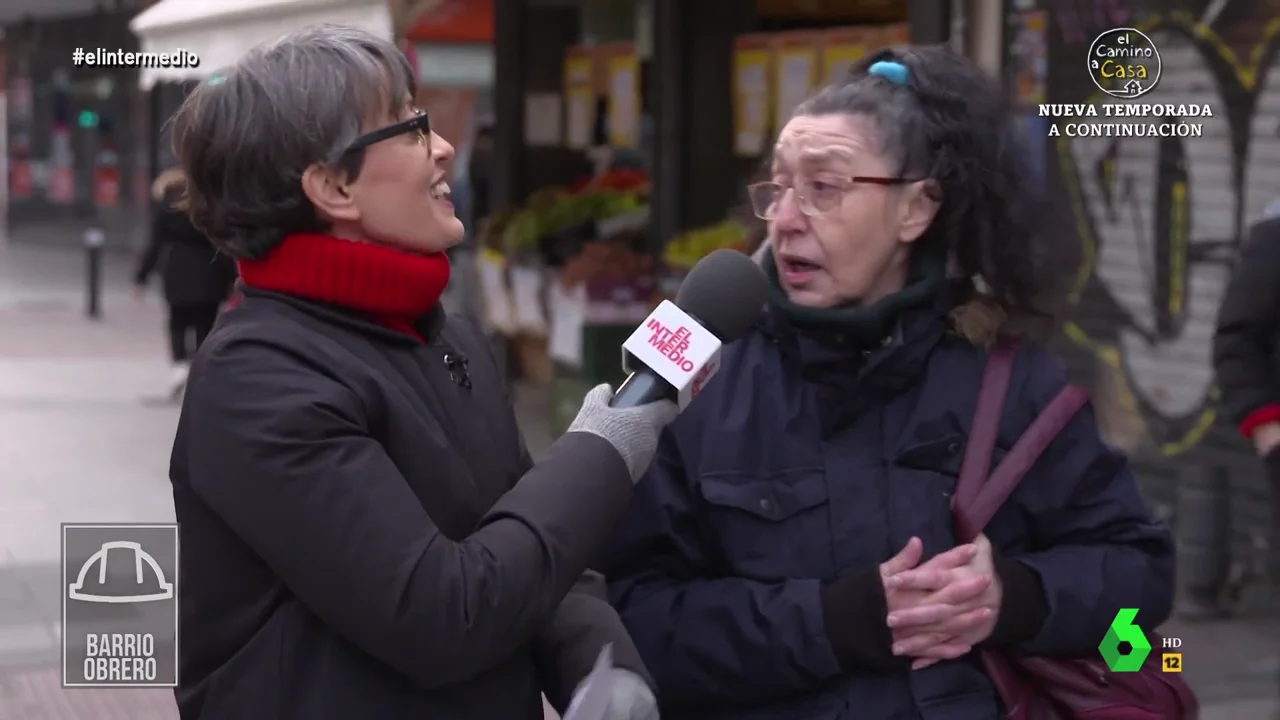 Thais Villas vuelve a su sección 'Barrio rico, barrio obrero' para preguntar a las vecinas de ambas zonas sobre los amores de su vida. Una mujer de barrio rico comparte su historia y asegura que "caí como una gilipollas, me quedé sin dientes y todo".