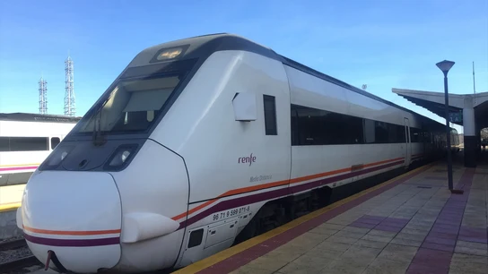 Imagen de archivo de un tren estacionado. Imagen de archivo de un tren estacionado.
