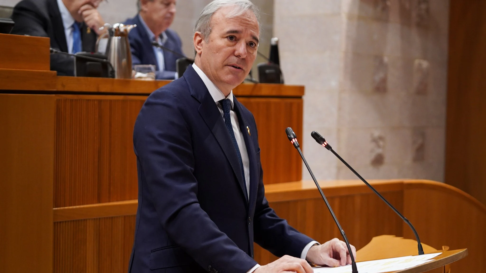 Azcón en una imagen de archivo en el parlamento aragonés