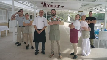 El cántabro Diego Merino, del restaurante Miramar, mide su caldereta de langosta con la de los mejores cocineros de Menorca 