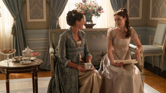 Violet (Ruth Gemmell) junto a Francesca Bridgerton (Hannah Dodd) otra de las hermanas que tendrá más presencia en las nuevas entregas de 'Los Bridgerton'.