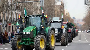 Tractores por las calles del centro de Madrid, este jueves.