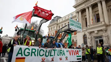 Agricultores protestan ante el Ministerio de Agricultura, Pesca y Alimentación, para pedir a su titular, Luis Planas, que acuerde con las organizaciones agrarias soluciones ante la crisis del campo. 