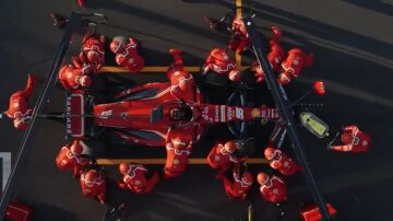Esperpento en Ferrari: sacan pecho de un horrible 'pit stop'