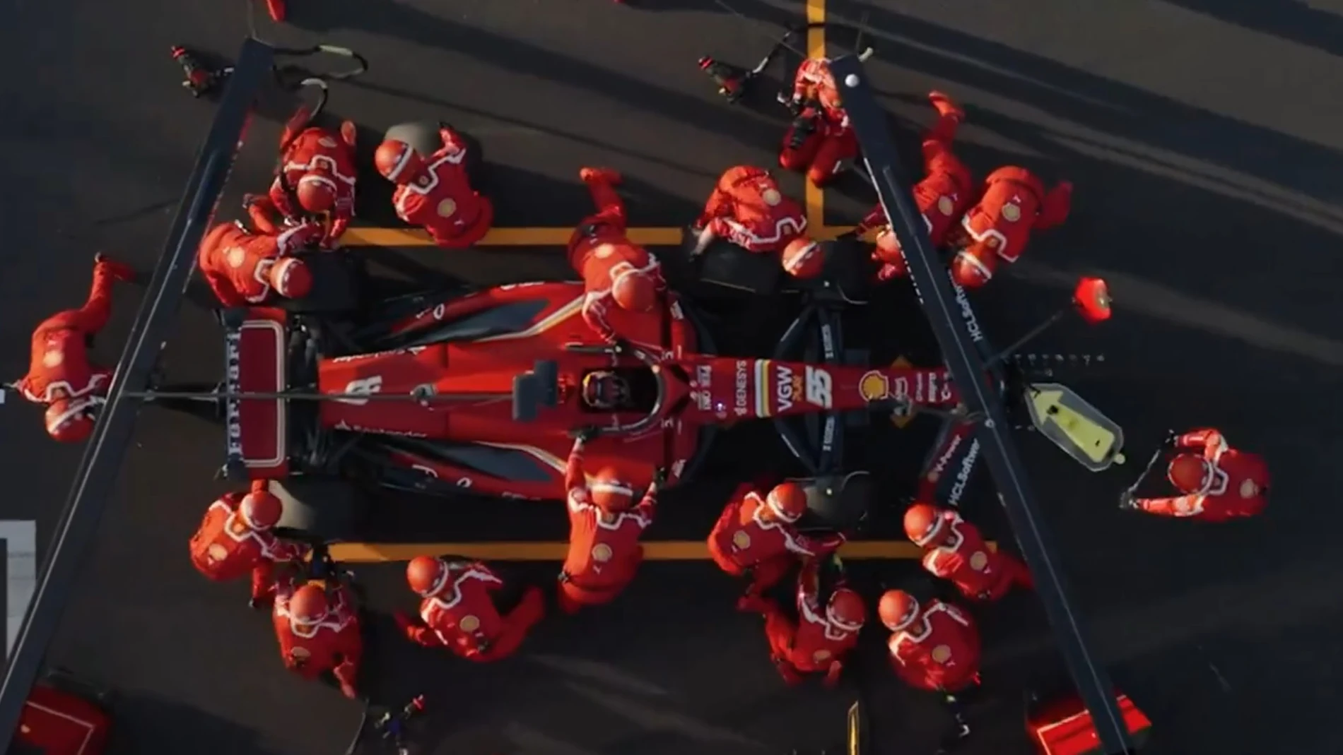 Esperpento en Ferrari: sacan pecho de un horrible &#39;pit stop&#39;
