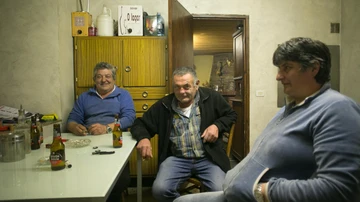 Pepe, José Ramón y Fina, los tres últimos habitantes de Muiñou, toman un aperitivo, a 16 de febrero de 2023, en Muiñou, A Pontenova, Lugo, Galicia (España).