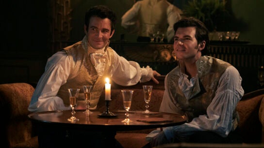 Luke Thompson y Luke Newton como Benedict y Colin los dos hermanos mayores de la familia que aún están solteros.