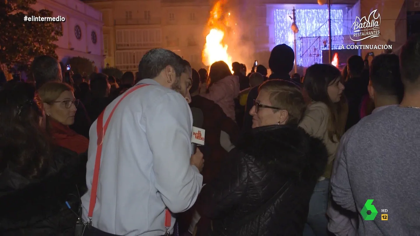 Isma Juárez pregunta a una señora que si queman salchichas en el Carnaval de Cádiz Isma Juárez pregunta a una señora que si queman salchichas en el Carnaval de Cádiz
