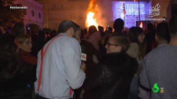 Isma Juárez pregunta a una señora que si queman salchichas en el Carnaval de Cádiz