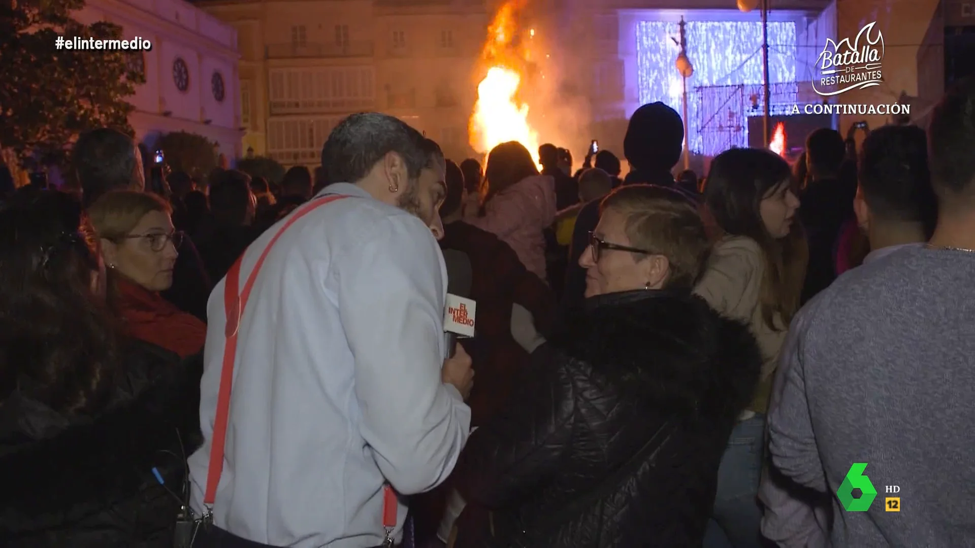 Isma Juárez pregunta a una señora que si queman salchichas en el Carnaval de Cádiz