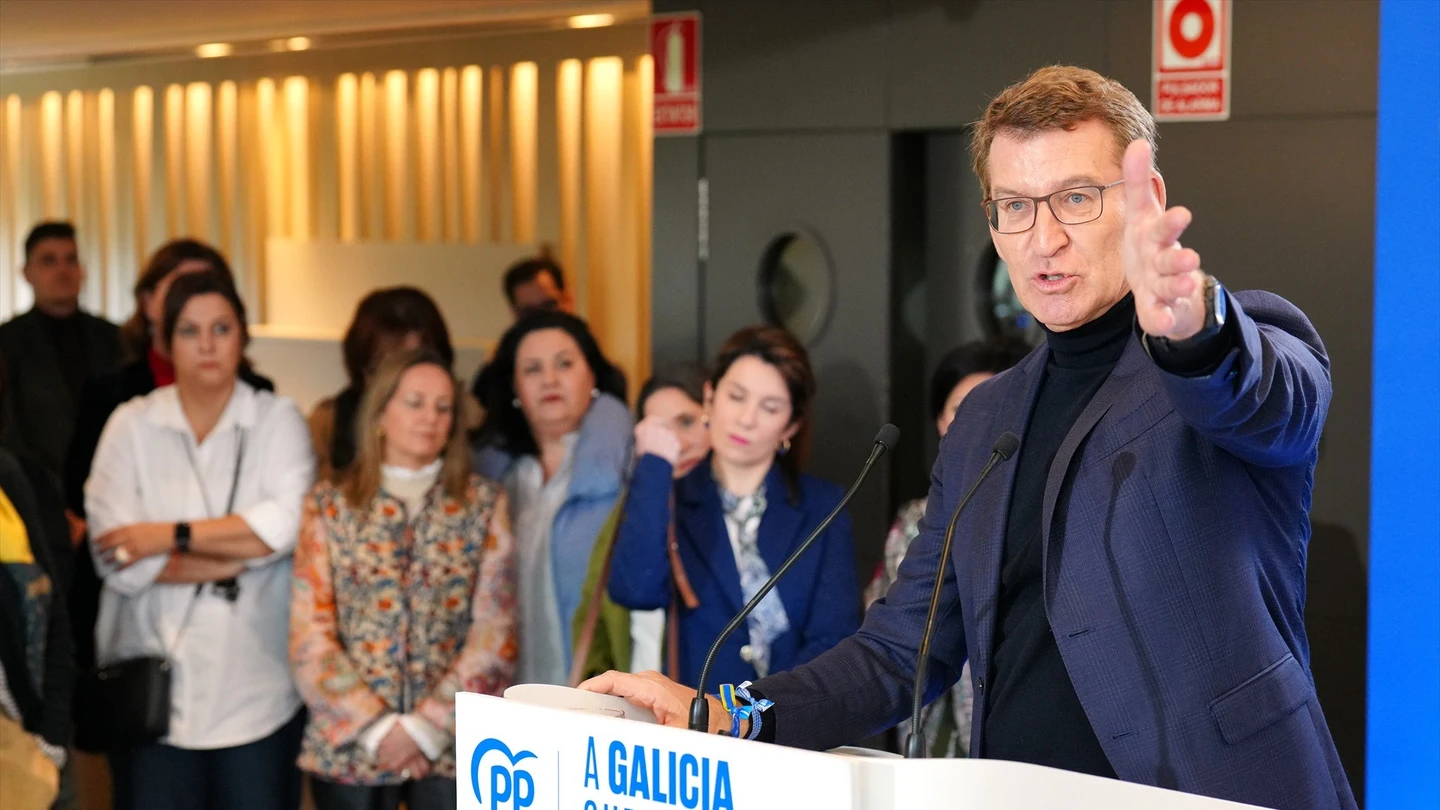 El presidente nacional del PP, Alberto Núñez Feijóo, interviene durante un mitin electoral del PPdeG. El presidente nacional del PP, Alberto Núñez Feijóo, interviene durante un mitin electoral del PPdeG.