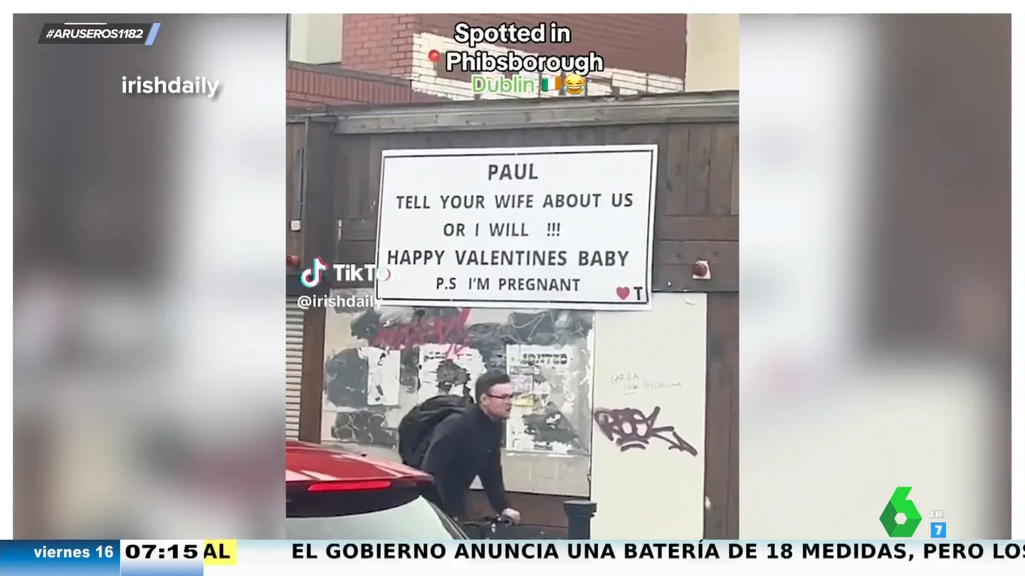 "O se lo cuentas a tu mujer o lo hago yo. Posdata, estoy embarazada": el cartel que una chica ha 'regalado' a su amante por San Valentín "O se lo cuentas a tu mujer o lo hago yo. Posdata, estoy embarazada": el cartel que una chica ha 'regalado' a su amante por San Valentín