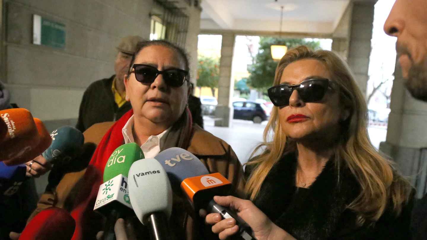 María del Monte llegando a los juzgados de Sevilla junto a su pareja, Inmaculada Casal, para declarar como acusación particular por el robo en su domicilio, a 16 de febrero de 2024, en Sevilla (Andalucía, España). Hace pocos días se produjo la detención de los supuestos autores del robo en la casa de la cantante entre los que se encontraba su sobrino, Antonio Tejado, presunto "autor intelectual" del robo. leer menos Firma: María del Monte llegando a los juzgados de Sevilla junto a su pareja, Inmaculada Casal, para declarar como acusación particular por el robo en su domicilio, a 16 de febrero de 2024, en Sevilla (Andalucía, España). Hace pocos días se produjo la detención de los supuestos autores del robo en la casa de la cantante entre los que se encontraba su sobrino, Antonio Tejado, presunto "autor intelectual" del robo. leer menos Firma: