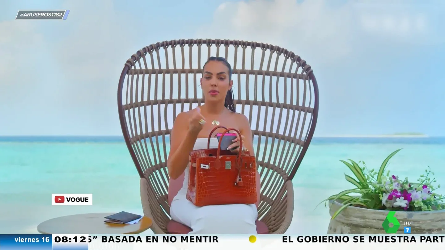 Alfonso Arús, indignado al ver que Georgina Rodríguez lleva chocolatinas mordidas en su bolso de más de 100.000 euros Alfonso Arús, indignado al ver que Georgina Rodríguez lleva chocolatinas mordidas en su bolso de más de 100.000 euros