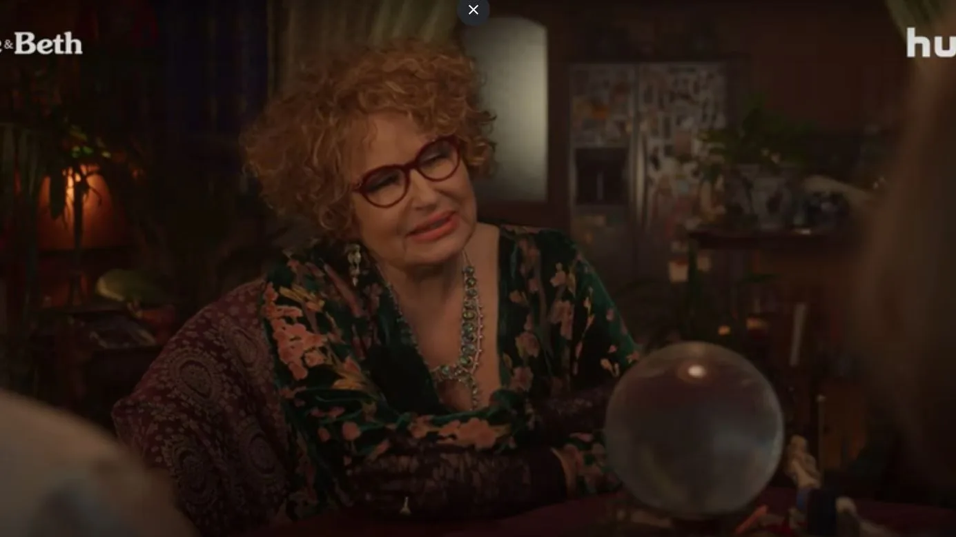 Jennifer Coolidge como la vidente Madame de Merde en la segunda temporada de 'La vida y Beth'.