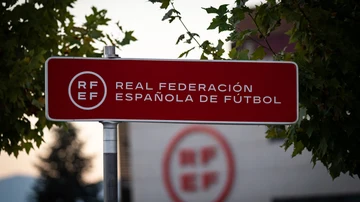 Cartel de la sede de la Real Federación Española de Fútbol (RFEF) Imagen de archivo