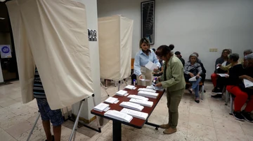 Votantes residentes en Cuba participan en las elecciones para la renovación del Parlamento gallego, este viernes en La Habana (Cuba).