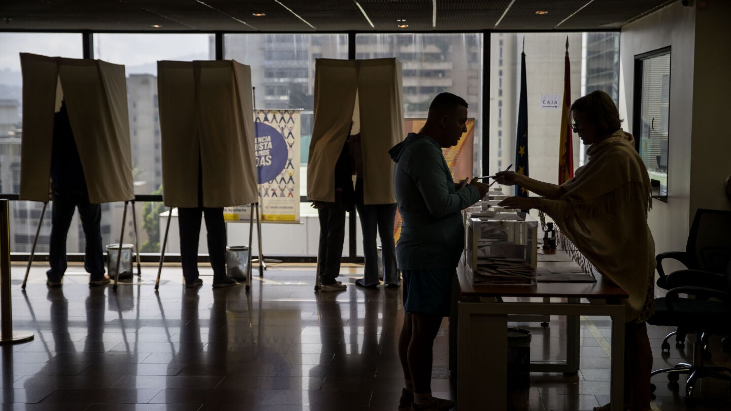 Votantes participan en las elecciones al Parlamento autonómico de Galicia en el consulado de España, desde Caracas (Venezuela).