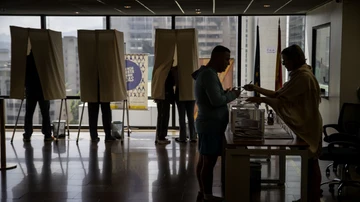 Votantes participan en las elecciones al Parlamento autonómico de Galicia en el consulado de España, desde Caracas (Venezuela).