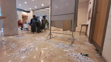 Basura en el suelo por la protestes del personal de limpieza en un colegio electoral de Lugo