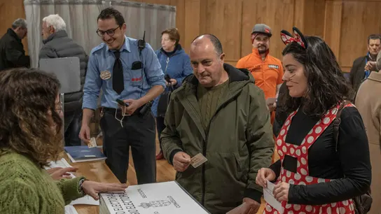 Más votantes disfrazados en Xinzo de Limia (Ourense), este domingo. Más votantes disfrazados en Xinzo de Limia (Ourense), este domingo.