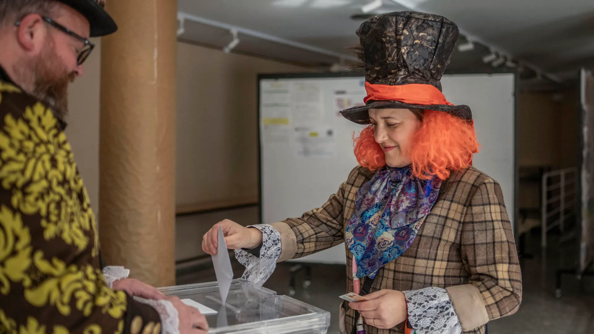 Una persona disfrazada vota en un colegio electoral en Xinzo de Limia (Ourense), este 18F.