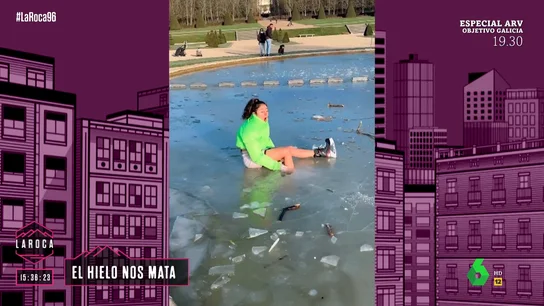 Una joven se cae dentro de un lago helado Una joven se cae dentro de un lago helado