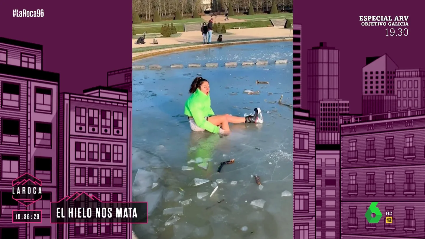 Una joven se cae dentro de un lago helado Una joven se cae dentro de un lago helado
