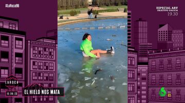 Una joven se cae dentro de un lago helado