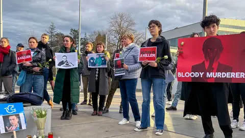 Manifestantes rinden homenaje a Alexei Navalni 