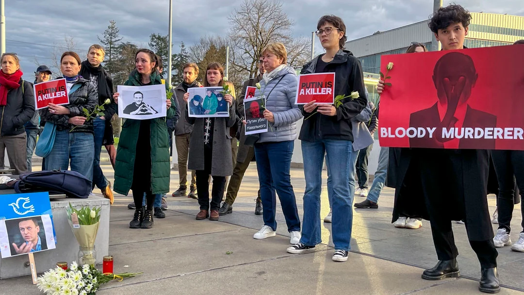 Manifestantes rinden homenaje a Alexei Navalni 