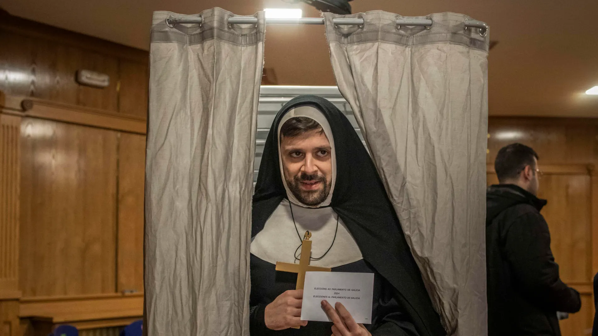 Este votante ha ido disfrazado de monja a su colegio electoral en Xinzo de Limia (Ourense), este domingo.