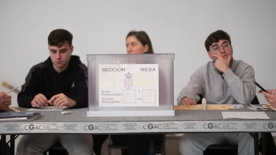 Una mesa electoral en el Centro Galego de Arte Contemporáneo (CGAC), a 18 de febrero de 2024, en Santiago de Compostela, A Coruña. Una mesa electoral en el Centro Galego de Arte Contemporáneo (CGAC), a 18 de febrero de 2024, en Santiago de Compostela, A Coruña.