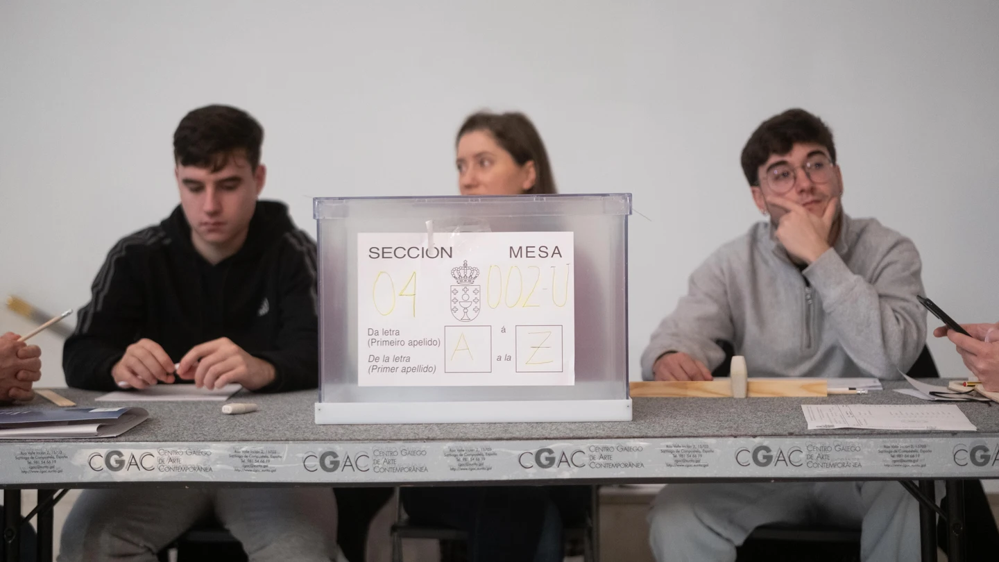 Una mesa electoral en el Centro Galego de Arte Contemporáneo (CGAC), a 18 de febrero de 2024, en Santiago de Compostela, A Coruña. Una mesa electoral en el Centro Galego de Arte Contemporáneo (CGAC), a 18 de febrero de 2024, en Santiago de Compostela, A Coruña.